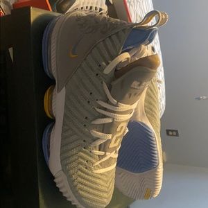 Lebron XVI. Wolf grey and white